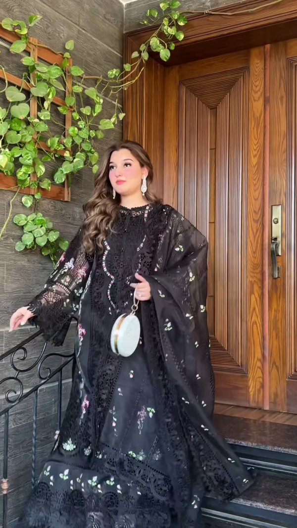 ✨ Timeless Elegance in Black – Embroidered Luxury Abaya ✨