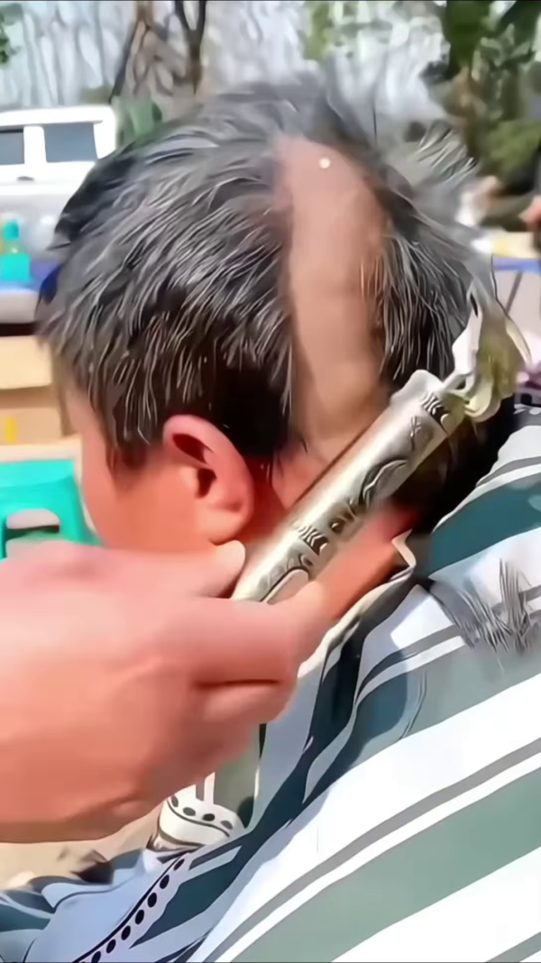 ✨ PrecisionPro  Gold Detail Trimmer – Style in Every Stroke - Image 2
