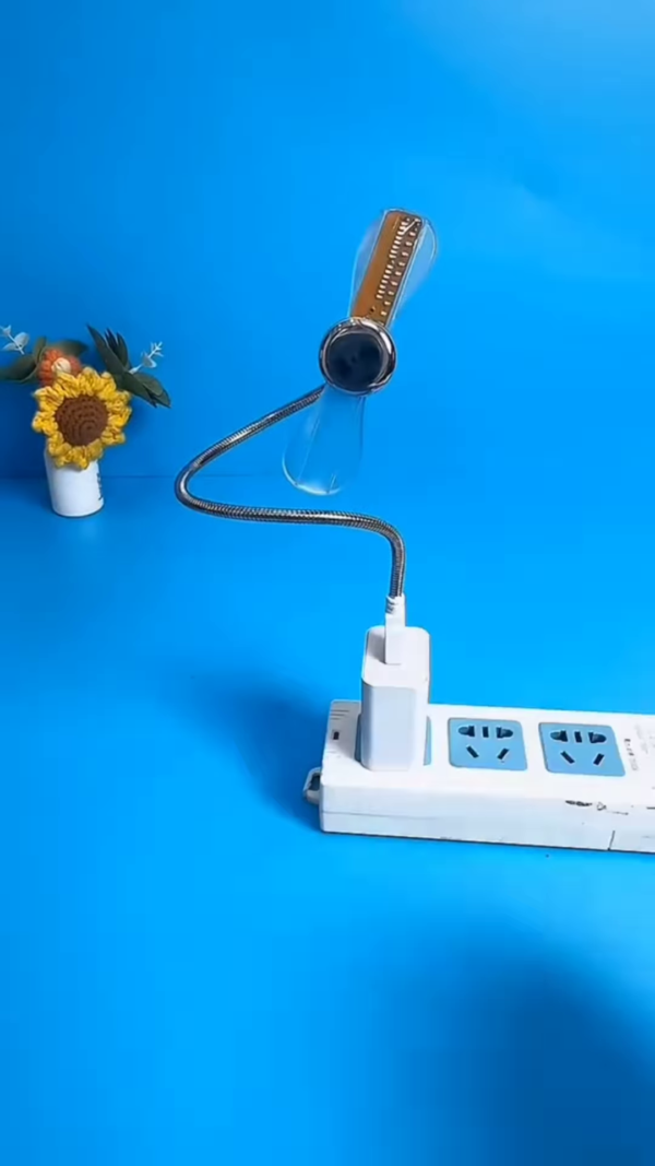 Innovative USB Mini Fan with Real-Time LED Clock Display - Flexible Neck - Image 3