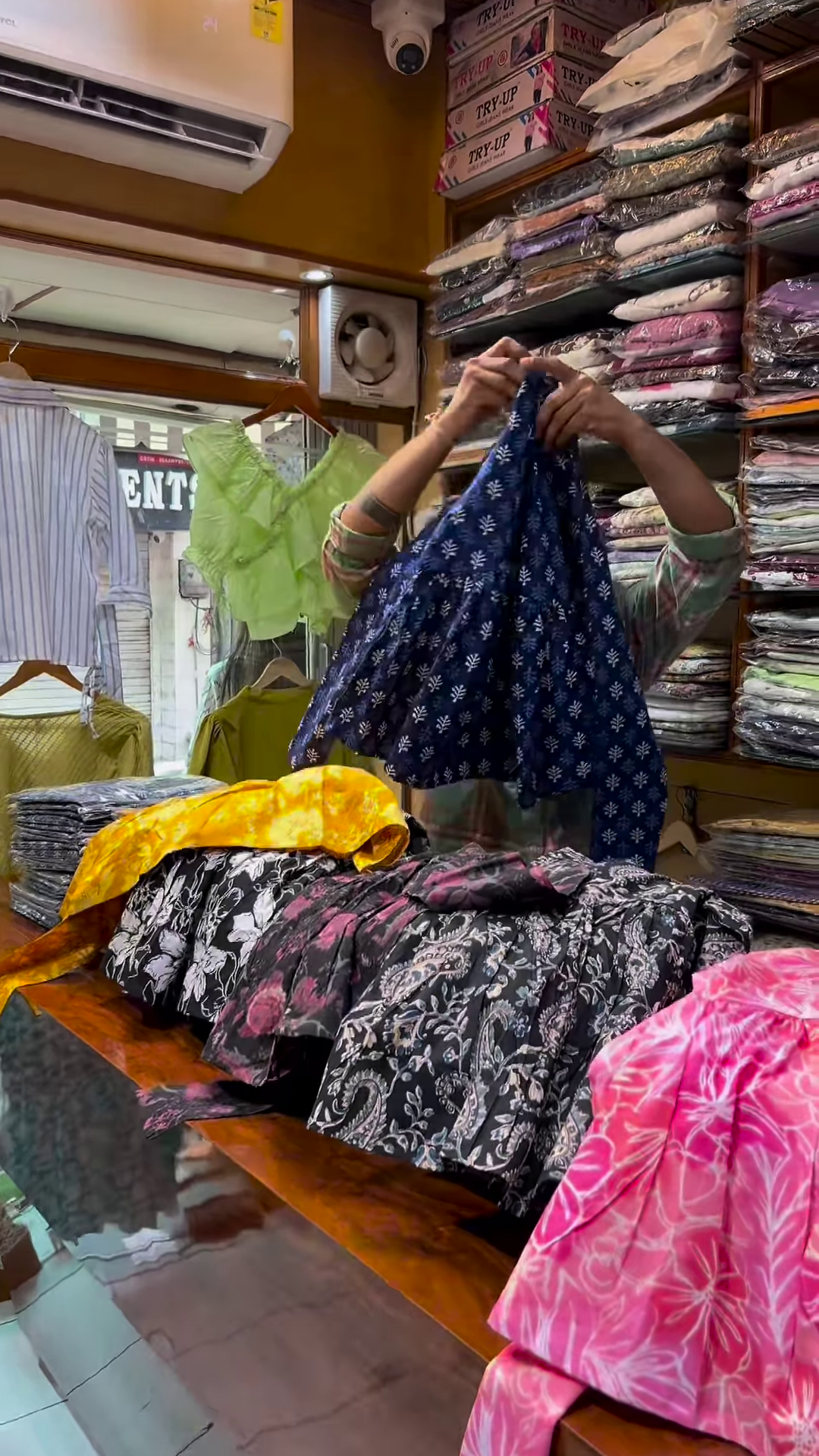 Green Floral Printed V-Neck Blouse with Long Sleeves for Women - Image 11